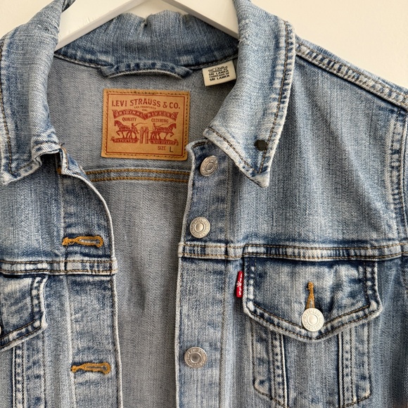 Levi's Denim Trucker Jacket Classic Fit Medium Wash Blue Jean Women Size Large - Picture 2 of 10